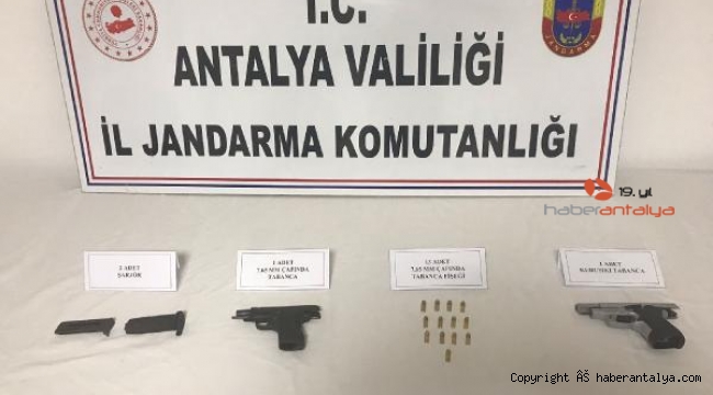 Yol kontrolünde ruhsatsız ve kurusıkı tabanca ele geçirildi