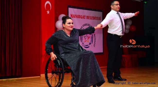 Ayşenur ilk defa sahnede ayağa kalktı