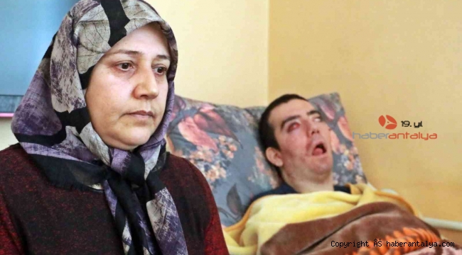 8 yıldır gözlerini kırpamıyor, adeta kan ağlıyor