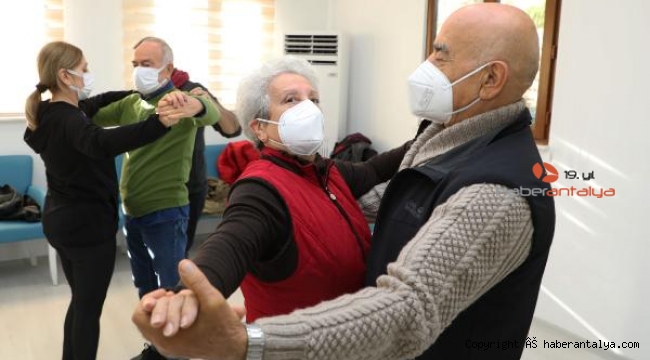 Aktif Yaşlı Merkezi'nin sakinleri dans pistine çıktı