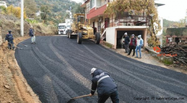 Alanya kırsalında bozulan grup yollarına müdahale