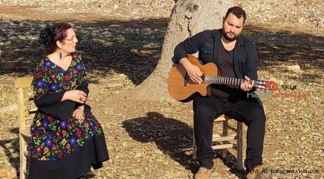 Ana-oğul birlikte kamera karşısında
