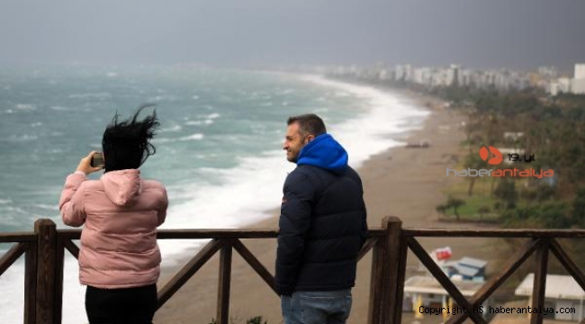 Antalya fırtınaya teslim; uçak seferleri durdu