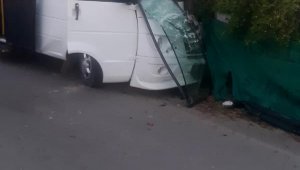 Antalya'da okul servisi, ağaca çarptı: 7'si öğrenci 8 yaralı !