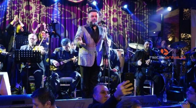 Antalya'daki Elazığlılar Bülent Serttaş ile coştu