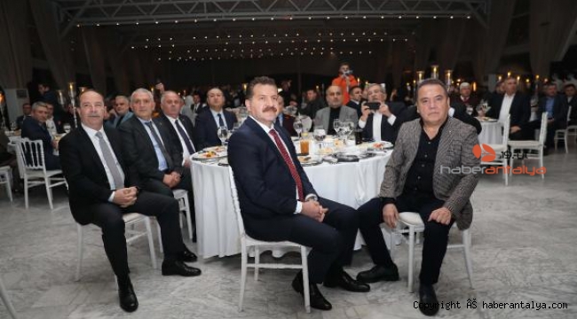 Başkan Böcek, başpehlivanlarla belgesel izledi