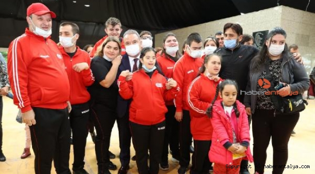 Başkan Böcek engelli bireylerle bir araya geldi