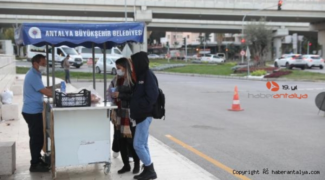 Büyükşehir'den üniversite öğrencilerine sıcak çorba