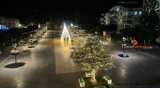 Demre'de Noel Baba Meydanı ışıl ışıl oldu