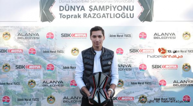 Dünya şampiyonu Razgatlıoğlu'na coşkulu karşılama