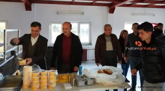Elmalı Belediyesi'nden üniversite öğrencilerine sıcak çorba