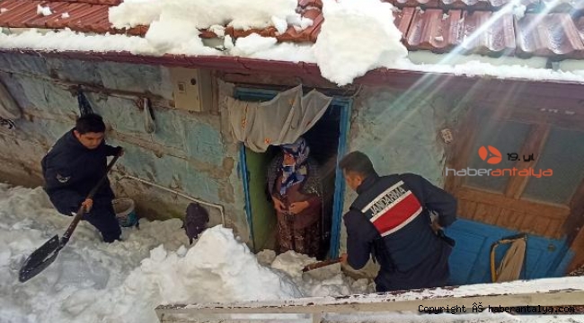 Evinin girişi karla kapanan kadını jandarma kurtardı