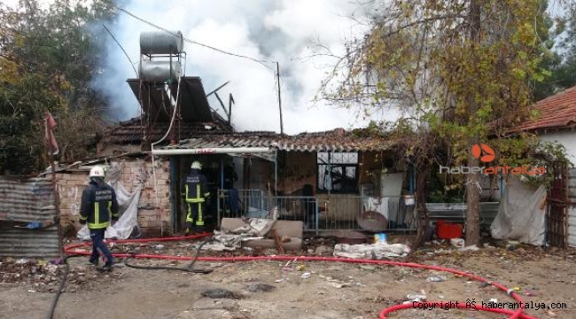 Gecekondu, çıkan yangında kullanılmaz hale geldi
