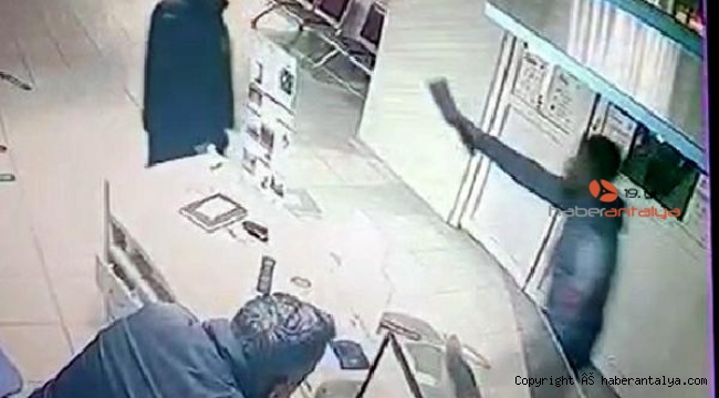 Hastanede satırla dehşet saçtı !