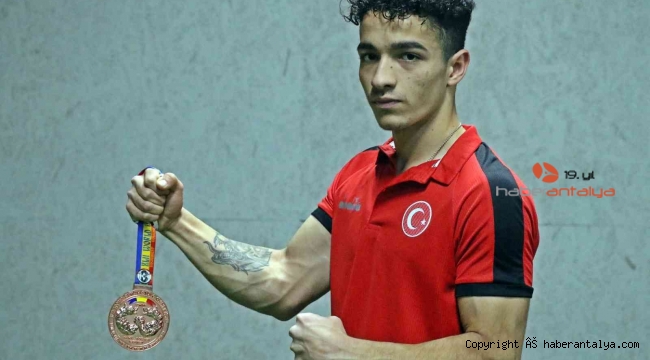 Hem okudu hem çalıştı, hiç destek almadan gittiği dünya şampiyonasından üçüncü oldu 
