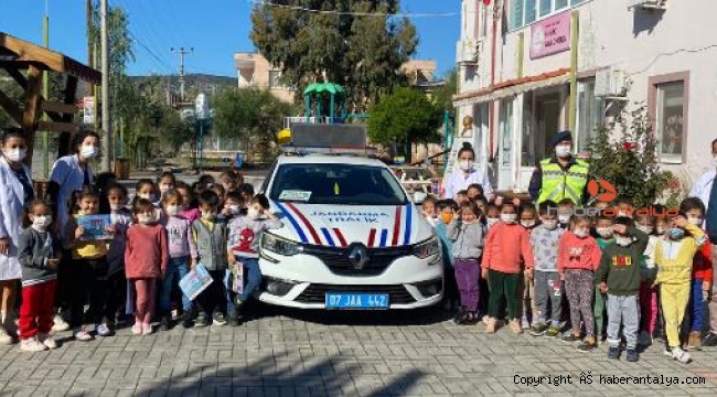 Jandarma öğrencilere trafik kurallarını anlattı