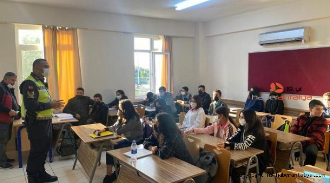 Jandarma öğrencileri bilgilendirdi, servis araçlarını denetledi