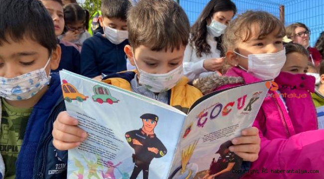 Jandarma personeli öğrencilerle kitap okudu