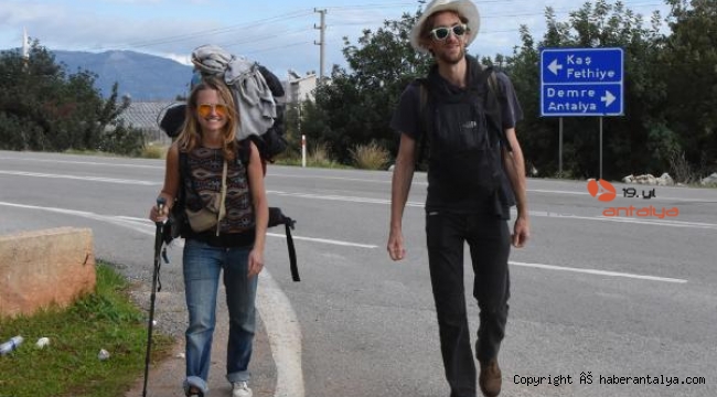 Kaş'ta tanışıp, otostopla Türkiye'yi geziyorlar