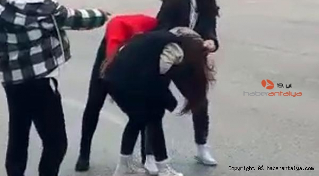 Kızlar kavga etti, erkek öğrenciler 'Ayırıyormuş gibi yapın' diyerek izledi