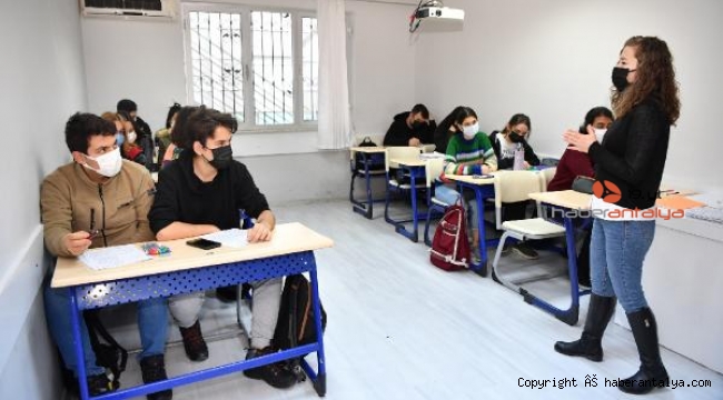 Konyaaltı'nda 300 öğrenci eğitim desteği alıyor