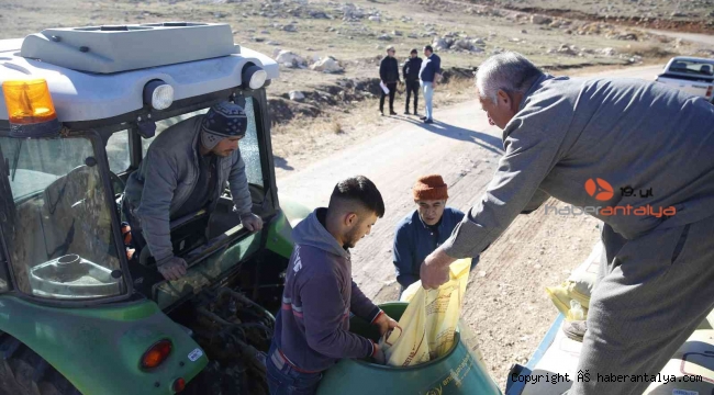 Korkuteli'nde iki mahalleye 10 ton gübre