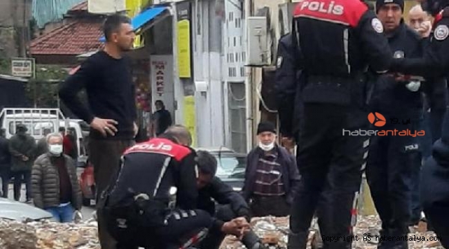 Kuyumcu dükkanından bilezik çalan şüpheliyi peşine düşüp yakaladılar