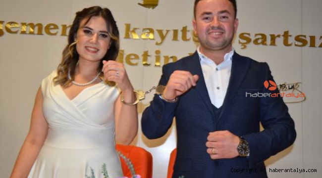Nikahda takı yerine kelepçe
