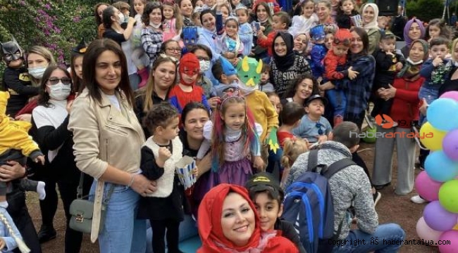 Oyuncak ve Sanat Atölyesi'nde anne ve çocuk buluşması