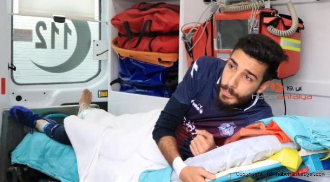 Sakatlanan futbolcu maçı ambulansta izledi