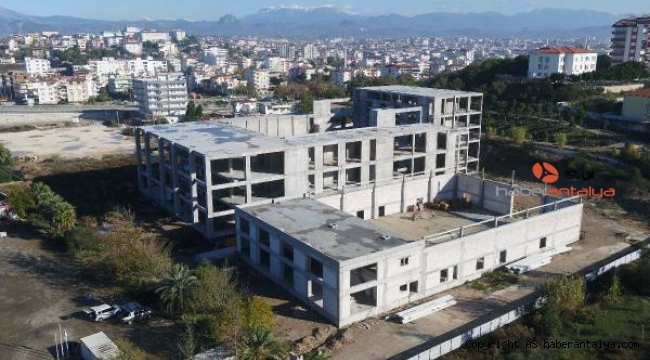 Serik Kültür Merkezi'ndeki düğün salonunda beton imalatı bitti