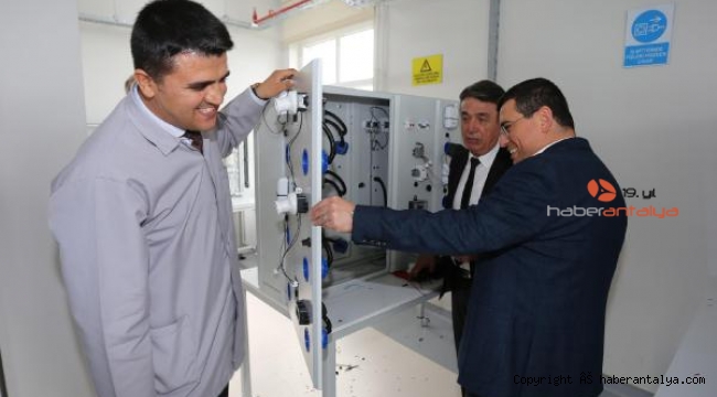 Tütüncü'den, 'Antalya OSB Teknik Koleji'ne övgüler