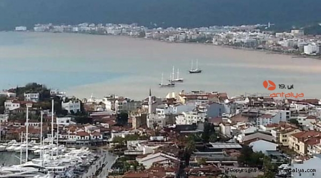 Yağış sonrası çamurla denizin rengi kahverengi oldu
