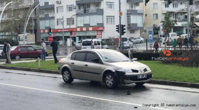 Yaya geçidinde otomobil çarptı