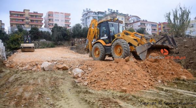 Alanya Belediyesi'nin yol açma çalışmaları devam ediyor
