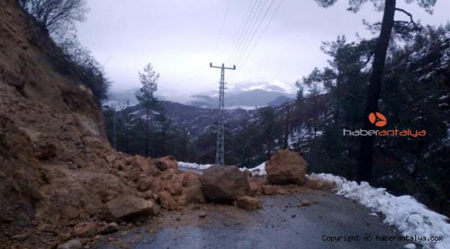 Alanya'da heyelan; kaya parçaları yolu kapattı