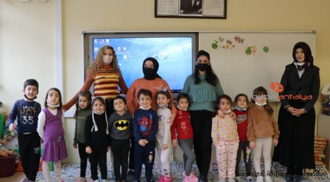 Annesinin müdür olduğu okulda gönüllü İngilizce eğitimi veriyor