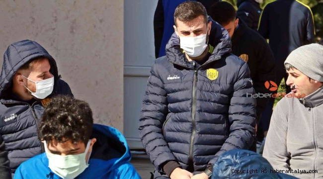 Antalya'da kamp yapan Süper Lig ekipleri Cuma namazını 'Dinler Bahçesi'nde kıldı