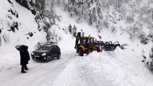 Antalya'da yoğun kar mücadelesi. Yolda mahsur kalanlar kurtarıldı 