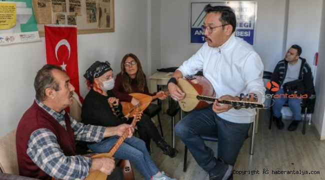 Bağlama çalıp kolu hızla iyileşen gazi, görme engellilere ders veriyor