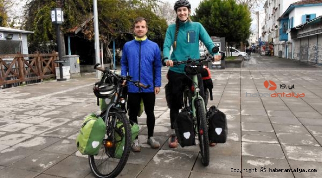 Balayında bisiklet turuna çıkan çift, 6 bin kilometre pedal çevirip Antalya'ya geldi