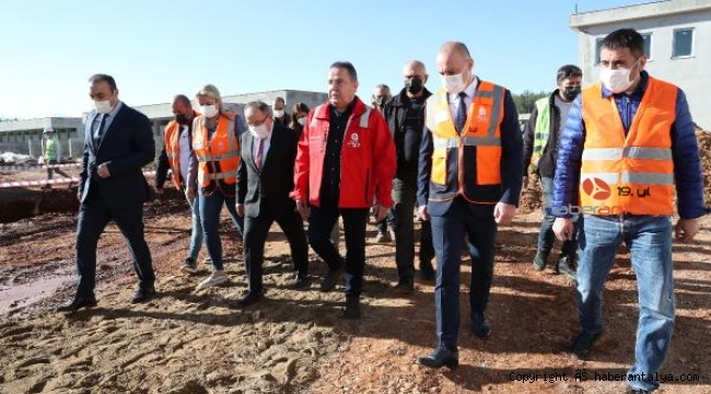 Başkan Böcek, Sokak Hayvanları Bakım Evi'ni gezdi