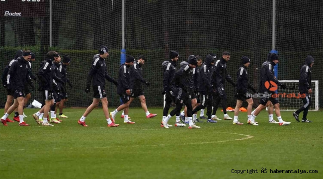 Beşiktaş'ta Ghezzal kamptan ayrıldı