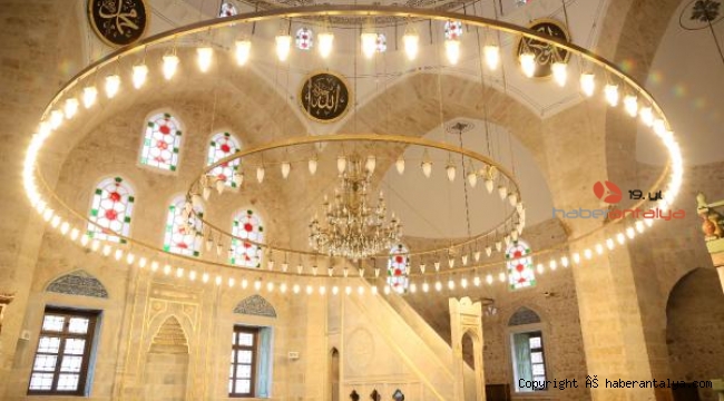 Beton, çimento ve boyayla kaplanan 5 asırlık cami aslına döndü