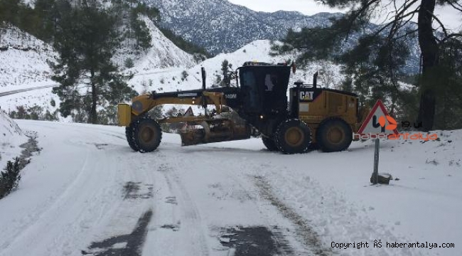 Büyükşehir'in kar mesaisi zorlu şartlar altında sürüyor