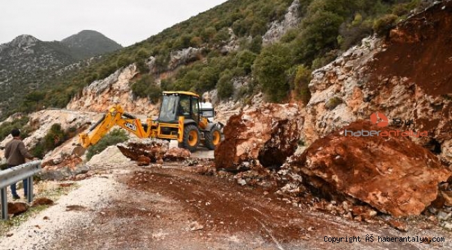 Demre'de heyelan yolları kapattı