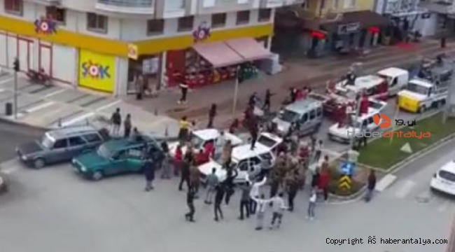 Düğün konvoyunda trafiği durdurup oynadılar