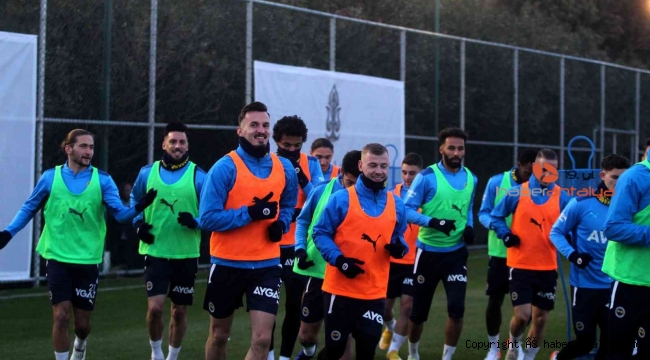 Fenerbahçe Antalya'da kampa başladı