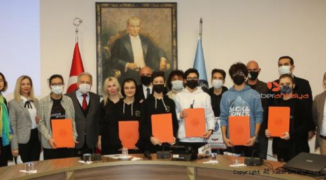 İHA sertifikalarını Rektör Özkan verdi