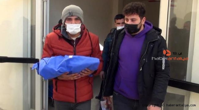İhmalden dolayı anne karnında ölen bebeğini morgdan kucağında çıkardı !